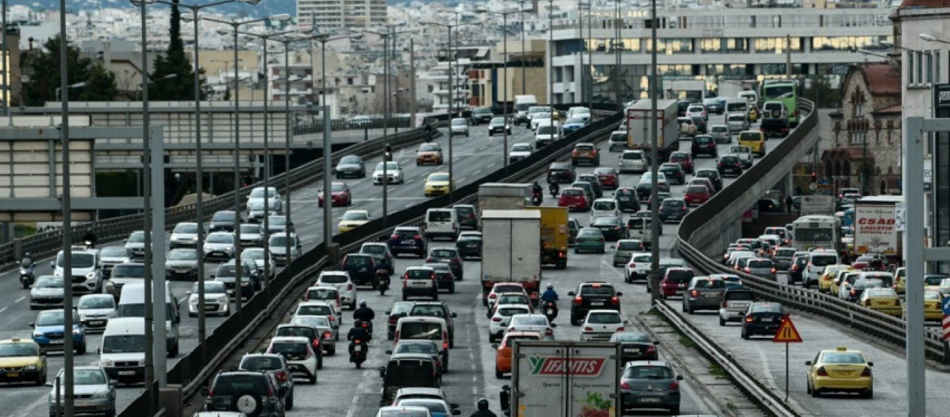 Αυξημένη η κίνηση στους δρόμους - Μεγάλο μποτιλιάρισμα στην κάθοδο του Κηφισού λόγω τροχαίου (χάρτης)